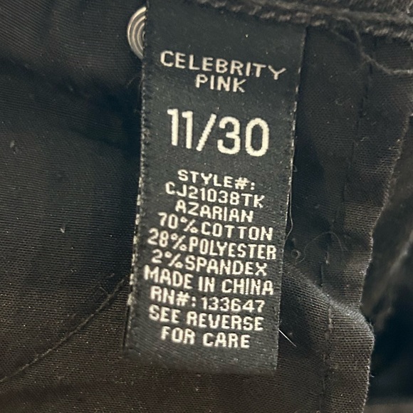 Midrise ripped skinny jean, stretchy and fitted. Size 11 - Picture 4 of 4